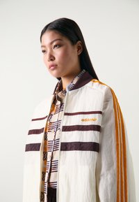 adidas Originals TRACK TOP - Casaco de treino - off white/shadow brown