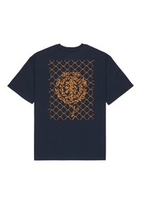 Marineblauwe katoenen T-shirt met een groot oranje bloemenpatroon binnen een rasterontwerp op de achterkant. Korte mouwen en ronde halsstijl.