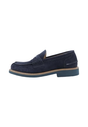 Mocassino da uomo in camoscio blu navy con punta moc toe, cinturino penny, cucitura a contrasto color cuoio e suola in gomma scura, mostrato di profilo su sfondo bianco.
