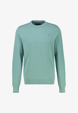 Hellblau-grüner Strickpullover mit rundem Ausschnitt, langen Ärmeln, gerippten Bündchen und Saum, mit einem kleinen Logo auf der Brust.