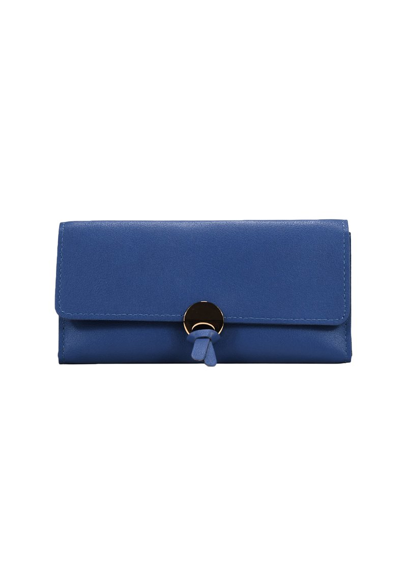 Cartera de cuero azul con cierre de solapa asegurado por un botón redondo dorado y una correa azul a juego que lo atraviesa.