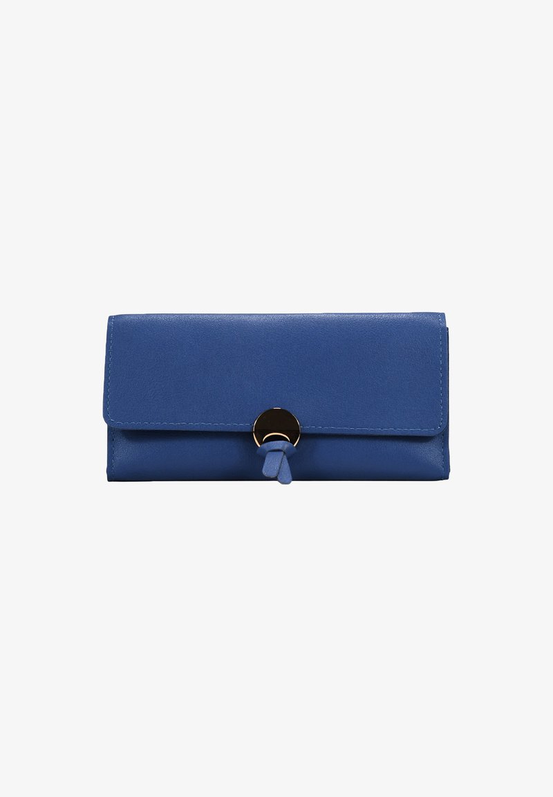 Cartera de cuero azul con cierre de solapa asegurado por un botón redondo dorado y una correa azul a juego que lo atraviesa.
