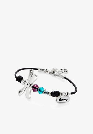 Bracelet en cordon noir avec un charme libellule en argent et des perles colorées (violet, turquoise), comportant une étiquette gravée avec "Amor."