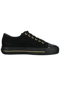 Schwarze Wildledersneaker mit goldenen Ösen, schwarzem Lack-Fußspitzenkappe, strukturiertem schwarzen Gummisohl und goldenen Akzentstreifen an der Seite.