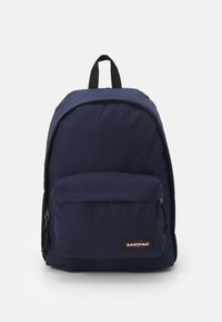 Mörkblå tygryggsäck med rundad topp, dragkedjestängning, framficka och svart bärhandtag. Har en Eastpak-logopatch.