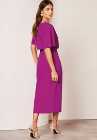 Lipsy V NECK FLUTTER SLEEVE MIDI  REGULAR FIT - Denné šaty - pink