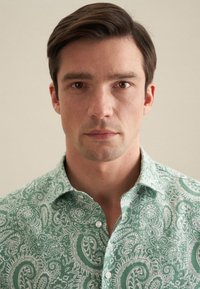 Camicia button-up con motivo paisley verde e bianco, colletto e tessuto texturizzato, presenta una vestibilità regular e maniche corte.
