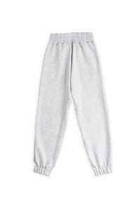 Szare dresy z elastycznym paskiem w talii, zwężanymi nogawkami i miękką teksturą. Brak widocznych wzorów lub akcentów.