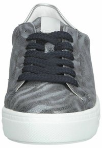 Baskets grises avec tige texturée à finition métallique, lacets bleu marine et semelle en caoutchouc blanche. Conçues avec un bout arrondi et des lignes épurées.