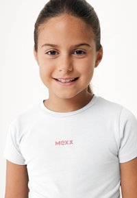 Bílá bavlněná tričko s krátkými rukávy, ve středu s růžovým logem "MEXX". Jednoduchý design s kulatým výstřihem.