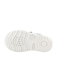 Semelle de sneaker blanche avec des rainures texturées et des trous de drainage. Présente des détails de marque et de modèle estampés sur la surface. Design léger.