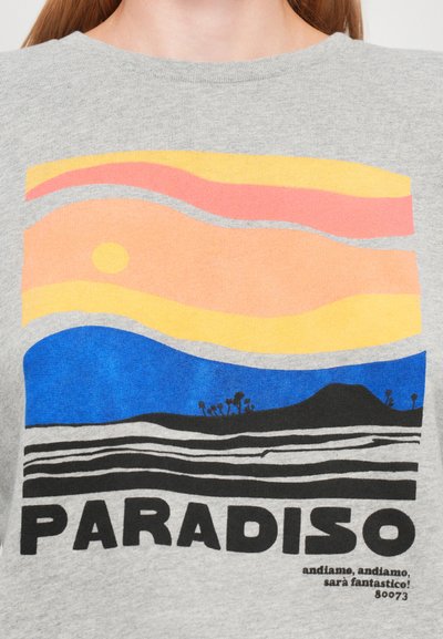 Sivá tričko s farebným vrstveným grafickým dizajnom v odtieňoch západu slnka (žltá, ružová, oranžová, modrá) a čiernym textom "PARADISO".