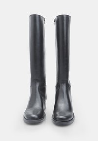 Stivali neri in pelle alti fino al ginocchio con un design elegante, texture liscia, punta rotonda e cerniere laterali per una facile calzata. Suola piatta con accenti minimi.