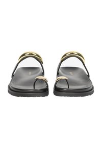 Czarne skórzane sandały z akcentami w kolorze złota. Posiadają dwa górne paski i pierścień na palec, osadzone na płaskiej gumowej podeszwie o gładkim wykończeniu.