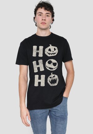 Schwarzes Baumwoll-T-Shirt mit abgenutzter weißer Schrift "HO HO HO" und Grafiken von Kürbis und Totenkopf. Legerer Schnitt und kurze Ärmel.