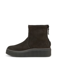 Bottines en suédine noire avec une semelle à plateforme nervurée, dotées d'une fermeture éclair latérale et d'un design sans couture. Finition texturée avec des coutures contrastées.