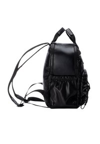 Zaino nero realizzato in materiale sintetico liscia. Presenta zip, spallacci regolabili e una tasca laterale arricciata per ulteriore spazio di stoccaggio.