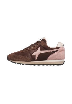 Scarpa sportiva in camoscio marrone e rosa con logo a stella rosa sul lato e suola in gomma nera.