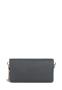 Clutch in pelle grigia con finitura testurizzata, dotata di una tracolla in metallo dorato e di forma rettangolare, che si apre nella parte superiore.