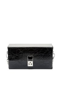 Borsa a mano in pelle nera con finitura testurizzata, forma rettangolare, accessori in argento e una chiusura prominente sul davanti.