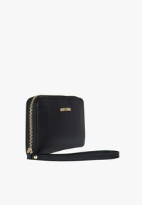 Portafoglio in pelle nera con zip e logo dorati, forma rettangolare, cinturino per il polso, texture liscia e design minimalista.