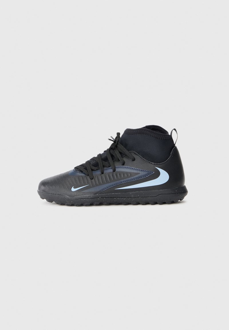 Schwarze synthetische Fußballschuhe mit mittelhohem Design, blauer Akzentlinie, strukturiertem Obermaterial und Gummisohle für guten Halt.
