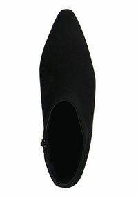 Bottine en suède noir avec un bout pointu et une ouverture asymétrique. Comprend une fermeture éclair sur le côté pour un enfilage facile et un design épuré.