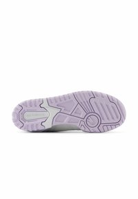 Sohle eines New Balance Sportschuhs mit strukturierten Oberflächen; überwiegend grau mit lavendelfarbenen Akzenten und einem markanten Profil.