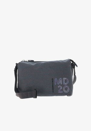 Sac bandoulière en tissu gris à texture lisse, fermeture éclair et sangle ajustable. Présente un détail en strass multicolore "MD 20".