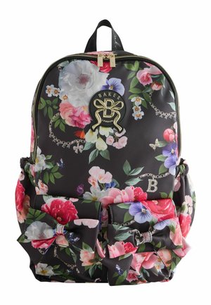 Schwarzer Rucksack mit buntem Blumenmuster, goldfarbenem Reißverschluss, Baker London Logo und zwei Vordertaschen, jeweils mit einer passenden Blumenschleife verziert.