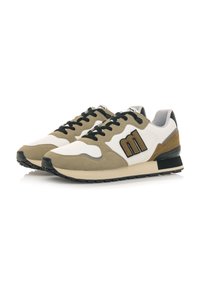 Zapatillas con cordones que presentan una parte superior de cuero blanco, detalles en ante verde oliva, cordones negros y un logo marrón en el lateral.