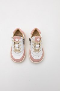 Hvide og lyserøde sneakers med ruskindsdetaljer, der har en stjernedetalje, snørebånd fortil og lynlås i siden. Afrundet tå og fleksibel sål.