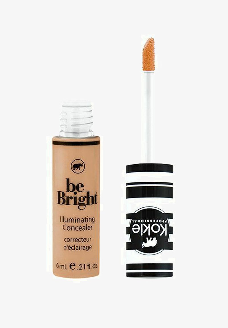 Be Bright Illuminating Concealer i en genomskinlig flaska med en ljus beige nyans, med ett vitt lock och en applikator med stav. Svart- och vitrandig accent.
