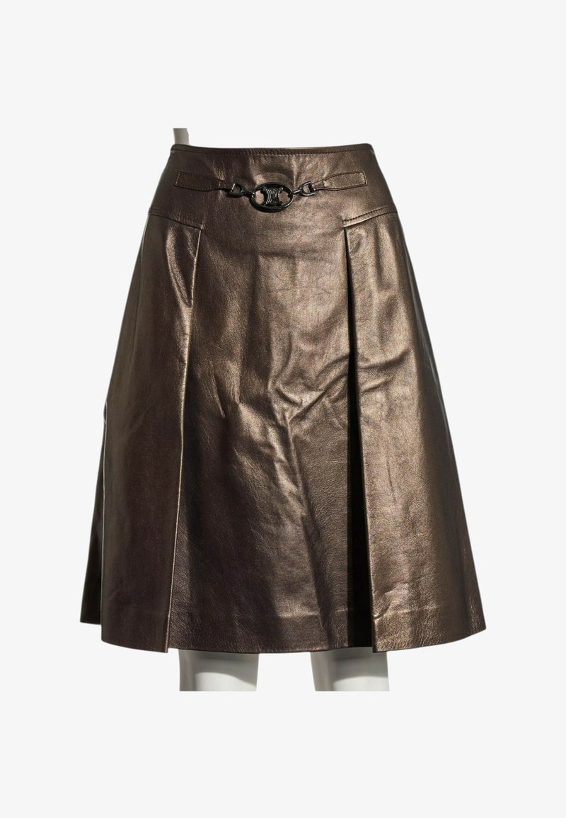 Jupe en cuir marron longueur genoux avec plis devant et ceinture à boucle métallique décorative sur un mannequin.
