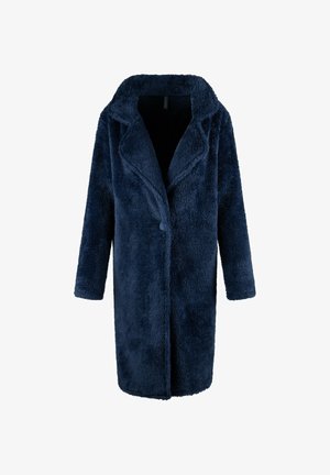 Abrigo largo de terciopelo azul marino, con cuello de muesca, cierre de un solo botón y mangas largas. Textura suave y diseño de longitud media.