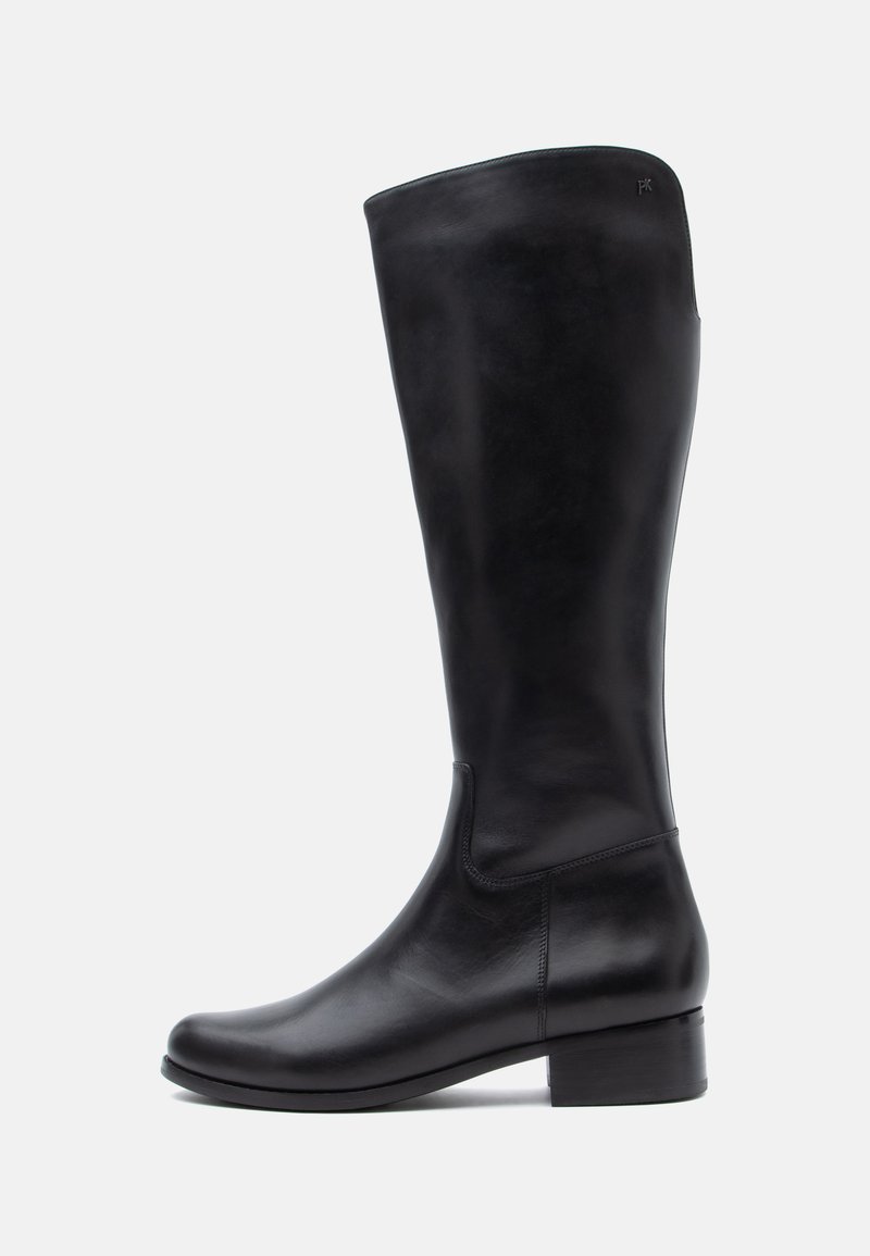 Schwarze kniehohe Lederstiefel mit glatter Oberfläche, runder Spitze, niedrigem Blockabsatz und minimalen Nähdetails. Schlichtes und elegantes Design.