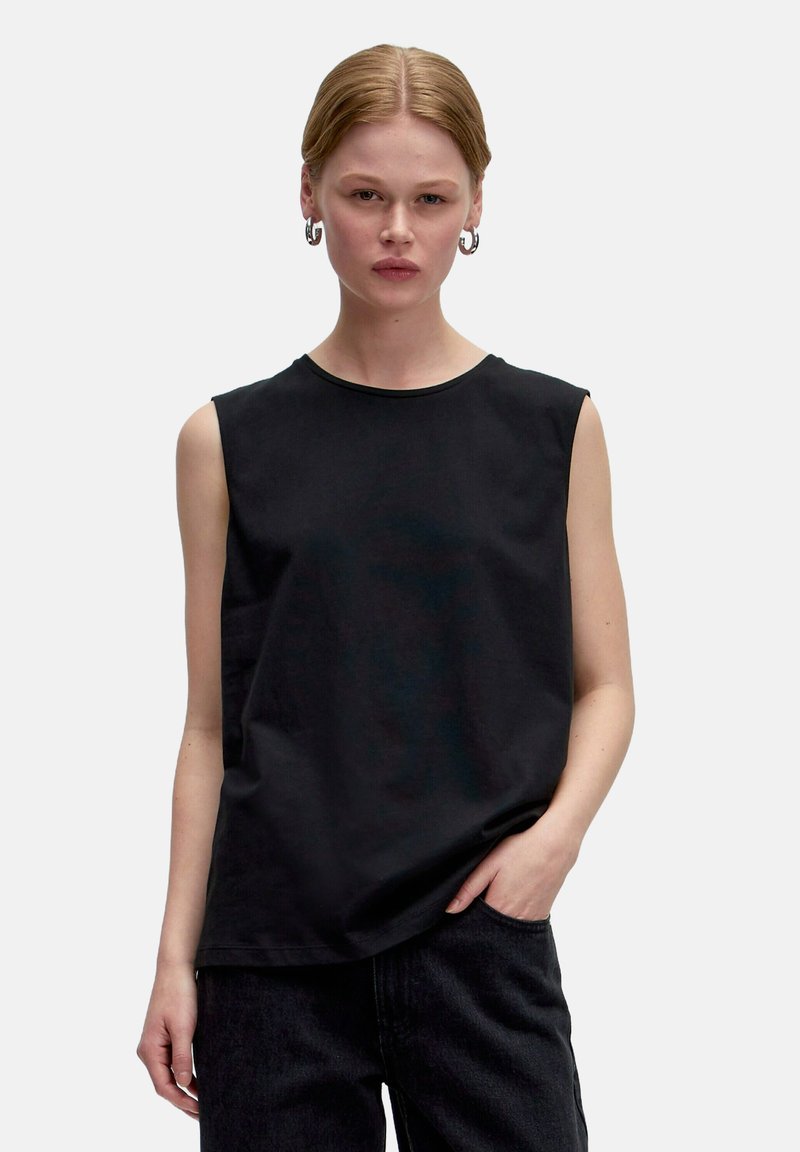 Zwarte mouwloze top van katoen, met een ronde halslijn en een ontspannen pasvorm. Soepele textuur, minimalistisch ontwerp, geen zichtbare versieringen.