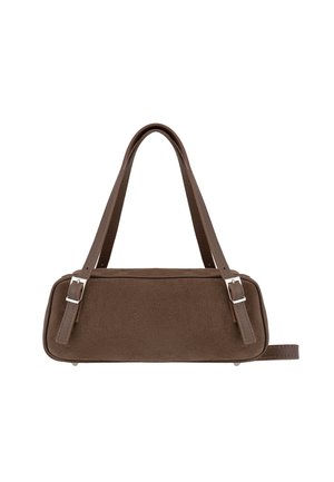 Brązowa prostokątna torebka z zamszu z podwójnymi paskami na ramię i srebrnymi klamrami na białym tle.