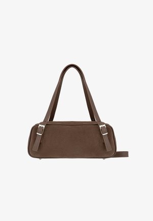 Brązowa prostokątna torebka z zamszu z podwójnymi paskami na ramię i srebrnymi klamrami na białym tle.