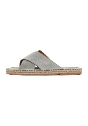 Sandale à glissière en suède gris avec un design entrecroisé, semelle en jute tressé et semelle intérieure plate en cuir marron. Style simple et minimaliste.