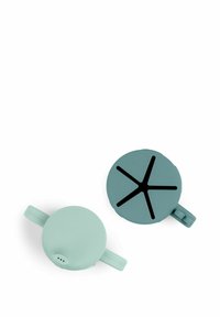 To silikoneunderlag i blød mintfarve, et med en glat overflade og det andet med et stjernemønster, begge med håndtag for nem håndtering.