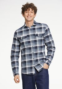 Camicia a maniche lunghe da uomo a quadri con quadrati blu, grigi e bianchi, colletto con bottoni, due tasche sul petto e orlo dritto.