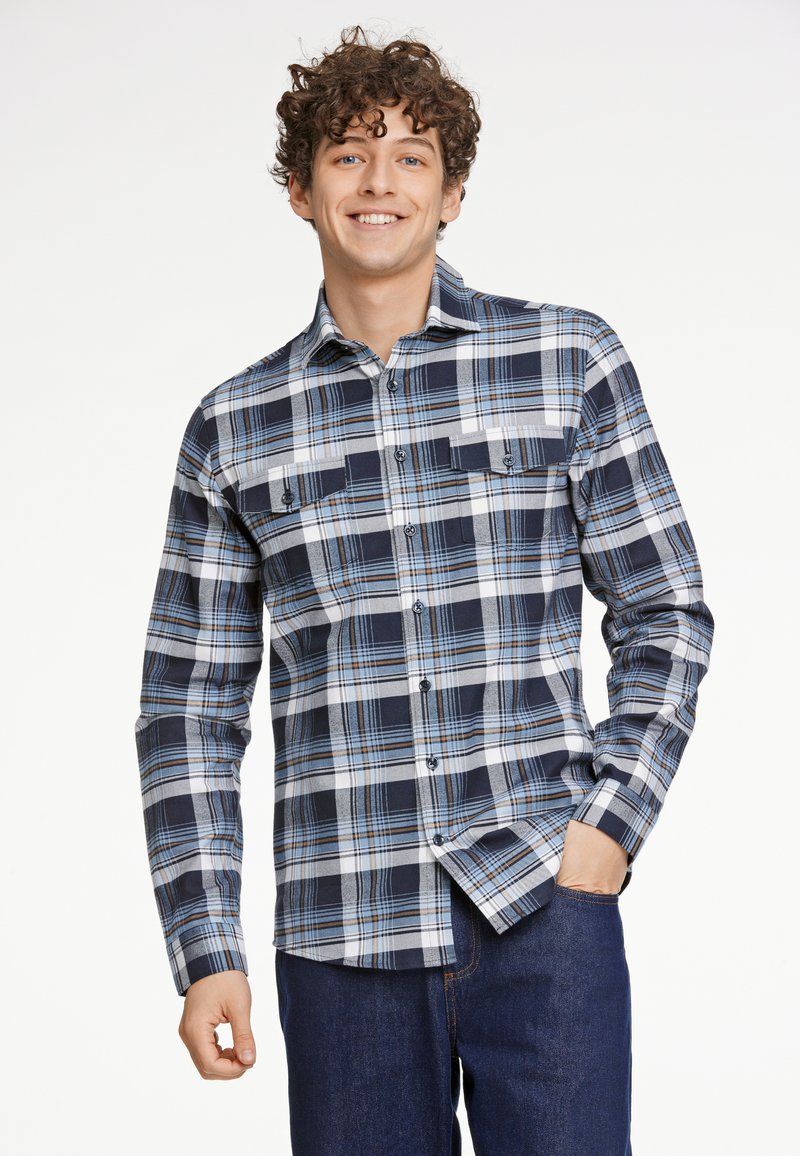Camicia a maniche lunghe da uomo a quadri con quadrati blu, grigi e bianchi, colletto con bottoni, due tasche sul petto e orlo dritto.