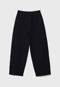 Zwarte wijde sweatpants met een elastische tailleband, gemaakt van een zachte stof, met een gladde textuur en zonder zichtbare zakken of patronen.