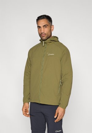 Lekka oliwkowo-zielona kurtka z zamkiem błyskawicznym z przodu, regulowanym kapturem i elastycznymi mankietami. Posiada subtelne logo na piersi i gładką teksturę tkaniny.