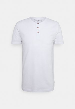 Biała koszulka Henley z krótkim rękawem, wykonana z tkaniny o fakturze, z trzema brązowymi guzikami na przedniej listwie.