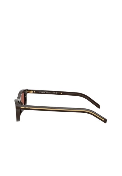 Lunettes de soleil Prada marron avec montures rectangulaires et détails en bandes dorées le long des branches, vues de profil.