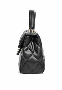 Czarna, pikowana torba o strukturalnym kształcie, z górną rączką i złotymi akcentami. Powierzchnia ma gładkie, teksturowane wykończenie.