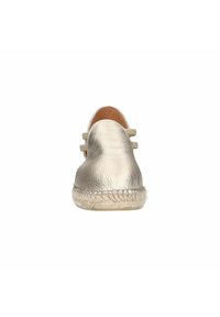 Metallisch gouden espadrille met een textuurfinish, voorzien van een geweven juten zool en twee decoratieve banden aan de achterkant.