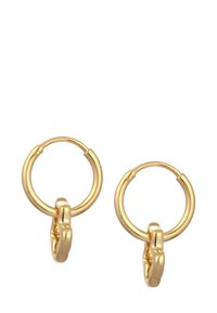 Ein Paar kleine goldene Creolen mit jeweils einem kleinen, glatten, hängenden Anhänger, der an jeder Creole befestigt ist.